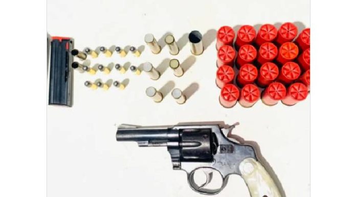 Homem é preso em Penha por posse irregular de arma de fogo e munição