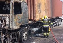 Caminhão é destruído pelo fogo na empresa Lear, no Gravatá, em Navegantes