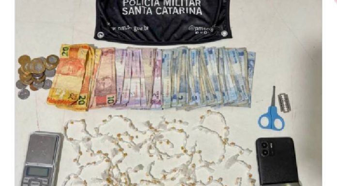 Polícia Militar estoura boca de tráfico de drogas em Barra Velha