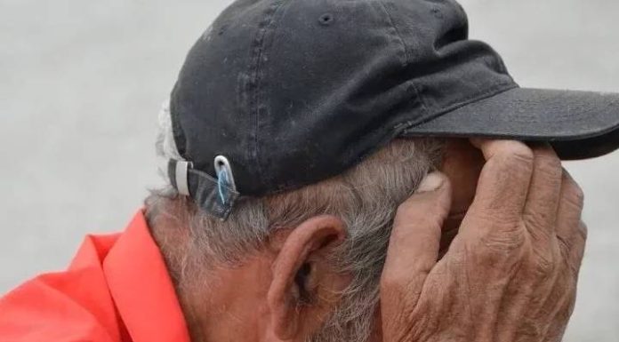 Idoso de 77 anos descobre que amante de 21 anos é homem que fingia ser mulher