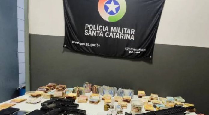 PM de Barra Velha realiza prisões e apreensão de drogas e dinheiro