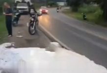 Caminhão bate em carro e sai da pista em Timbó