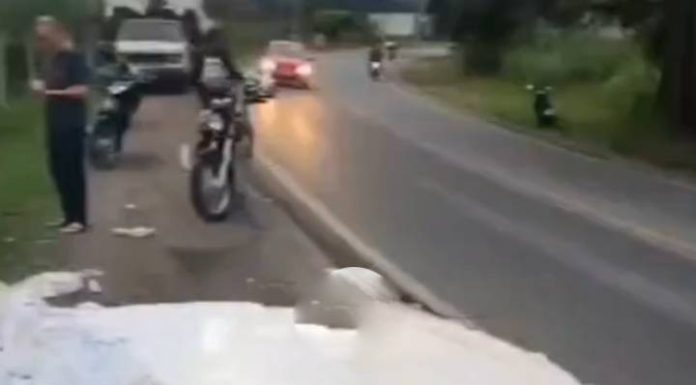 Caminhão bate em carro e sai da pista em Timbó