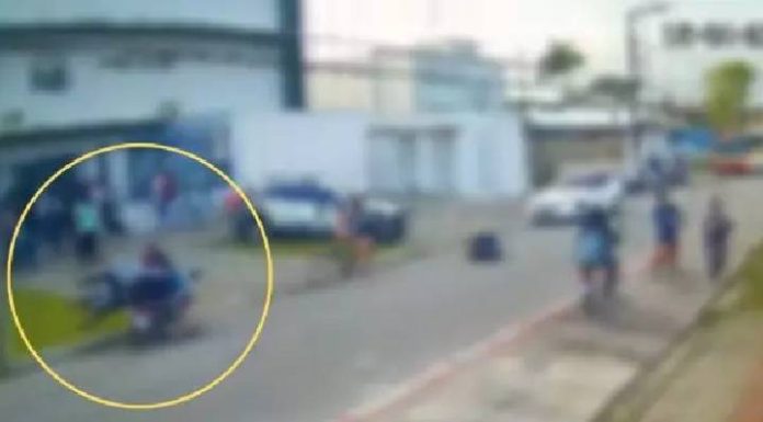 VÍDEO Pai e filho são atropelados após guarda tentar parar moto com o pé em Itajaí