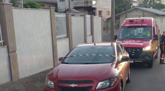 Criança esquecida pela madrasta dentro do carro é achada morta em SC