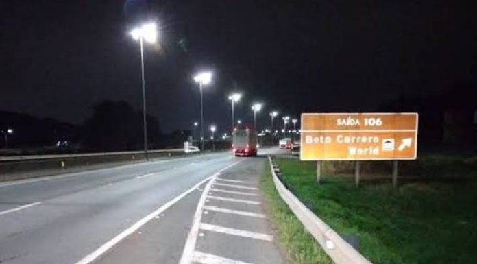 Casal que parou para trocar pneu morre atropelado em Penha