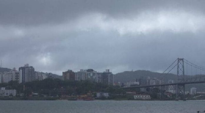 Frente fria traz chuva intensa com possibilidade de granizo a SC nesta terça-feira