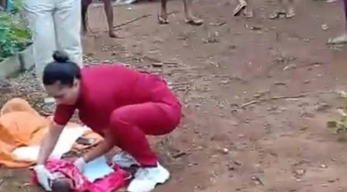 VIDEO Bebê é abandonado e atacado por animal; mãe é uma adolescente de 16 anos
