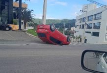 AGORA Gol capota na SC-414 em Penha na tarde desta sexta-feira (4)