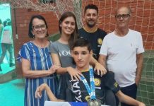 Paratleta medalhista de Penha é recebido com festa na escola onde estuda