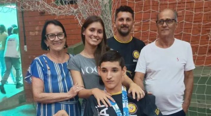 Paratleta medalhista de Penha é recebido com festa na escola onde estuda