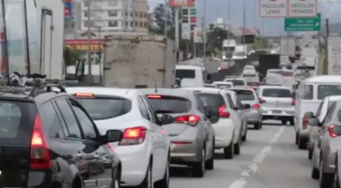 FERIADÃO: BR 101 passa horas trancada entre Penha a Itajaí