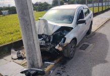 Carro bate contra poste e gestante fica ferida em Penha