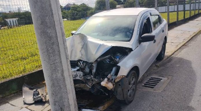 Carro bate contra poste e gestante fica ferida em Penha