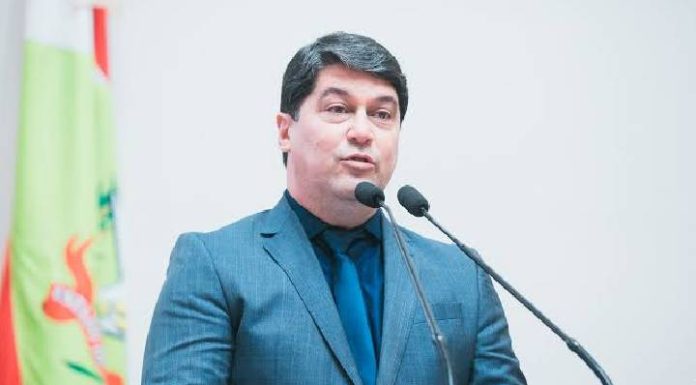 Secretário Emerson Stein visita obra parada por denúncia de corrupção em Barra Velha