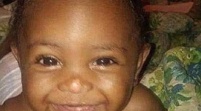 Bebê morre após ser colocada dentro do forno por irmãos mais velhos