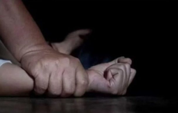 Homem é preso após irmão flagrá-lo estuprando a própria mãe