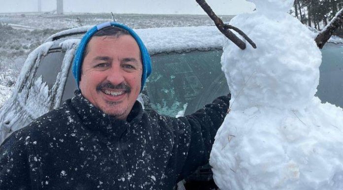 Primeiros bonecos de neve de 2025 são feitos em SC: ‘Voltando a ser criança’