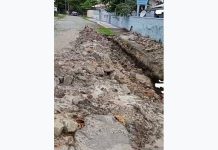 VIDEO Cratera na Rua Porto Alegre, em Penha, permanece aberta e morador reclama