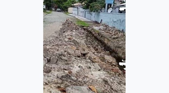 VIDEO Cratera na Rua Porto Alegre, em Penha, permanece aberta e morador reclama