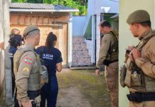 Mulher é encontrada morta estrangulada e companheiro foge com o filho do casal em SC