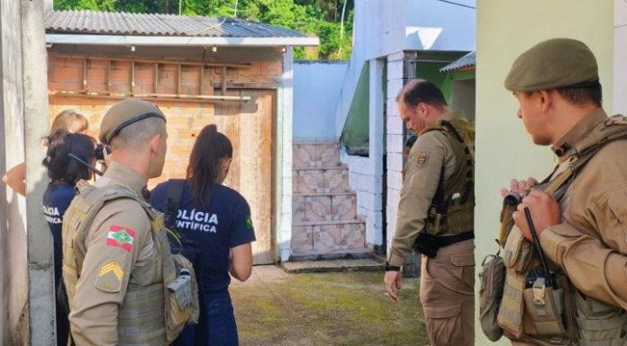 Mulher é encontrada morta estrangulada e companheiro foge com o filho do casal em SC
