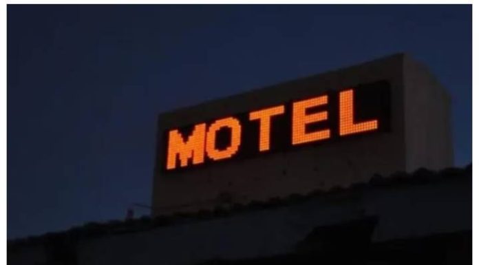 Homem leva duas mulheres para o motel e chama mãe para pagar a conta