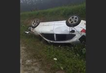 VIDEO Carro capota e causa estrago na rede de abastecimento em Barra Velha