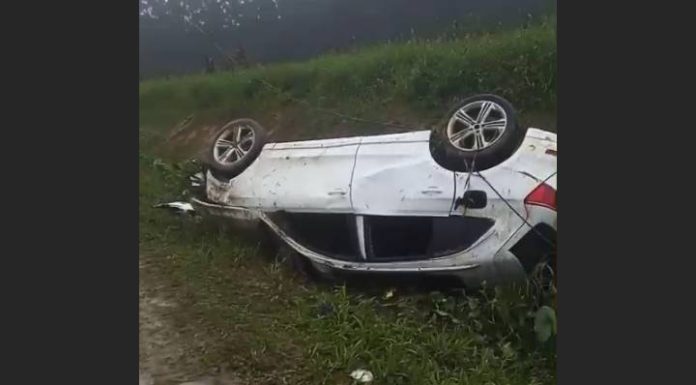 VIDEO Carro capota e causa estrago na rede de abastecimento em Barra Velha