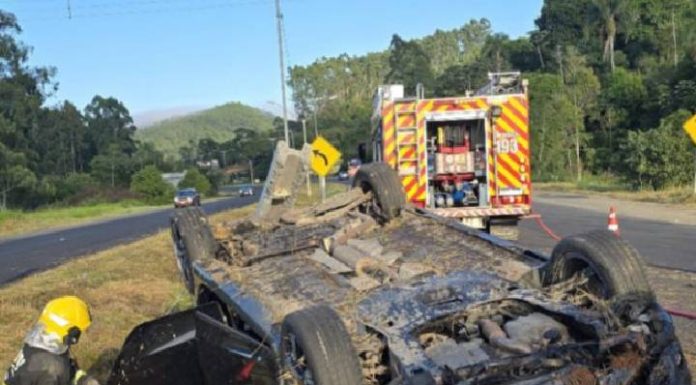 Adolescente capota o carro na Transbeto no Dia das Mães