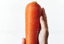 Idosa se recupera de cirurgia após introduzir cenoura na região genital