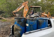 Rio Piçarras é limpo após receber 700 quilos de peixe podre