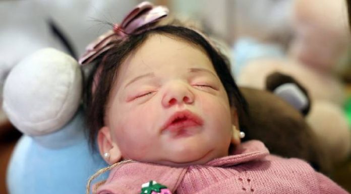 Prefeito ameaça internar ‘involuntariamente’ quem levar bebê reborn ao posto de saúde