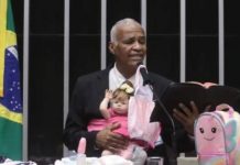 Deputado discursa com bebê reborn no colo e afirma que boneca é neta dele: “Não é pecado”