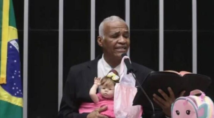 Deputado discursa com bebê reborn no colo e afirma que boneca é neta dele: “Não é pecado”