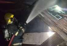Bombeiros combatem incêndio em residência do bairro Itajuba em Barra Velha