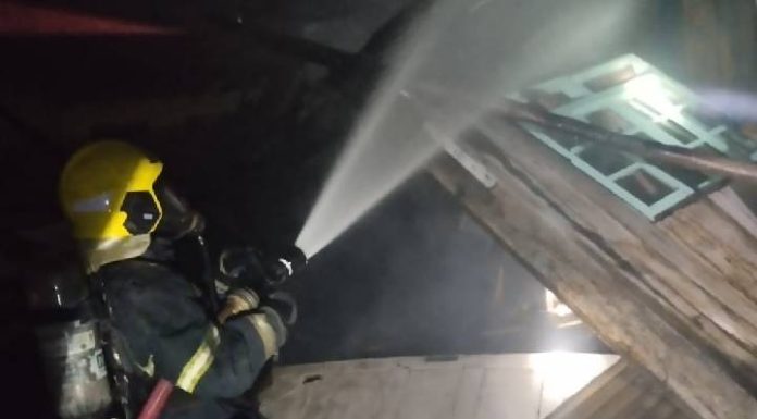 Bombeiros combatem incêndio em residência do bairro Itajuba em Barra Velha
