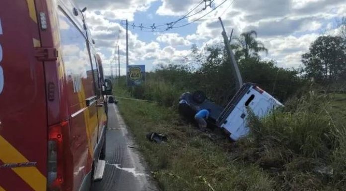 Casal fica preso às ferragens em acidente no Bairro Escalvados em Navegantes