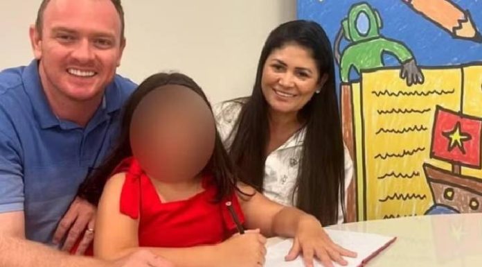 Pai esfaqueia mulher e filha no peito por sete vezes enquanto estavam dormindo