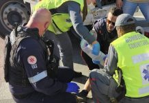 Idoso é hospitalizado após acidente entre bicicleta elétrica e caminhão