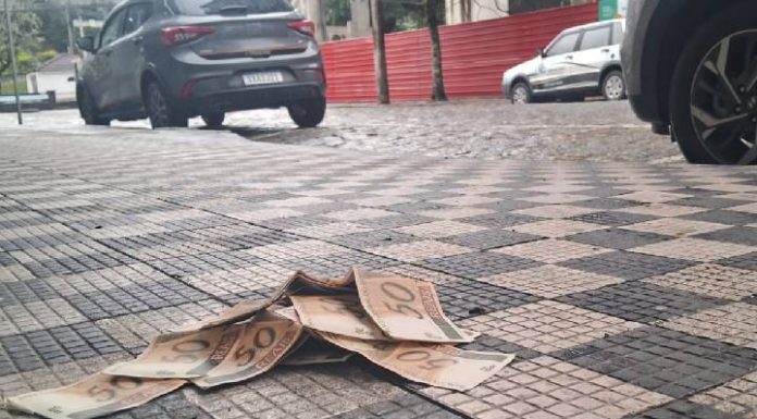 Venezuelano encontra R$ 1 mil na rua e devolve para a dona em Gaspar
