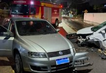 Duas pessoas ficam feridas em colisão frontal entre veículos
