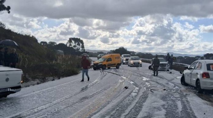 Carro de Chapecó se envolve em acidente múltiplo durante tempestade de granizo em SC