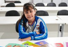 Penha entrega materiais didáticos em Braille para aluna Nicolly
