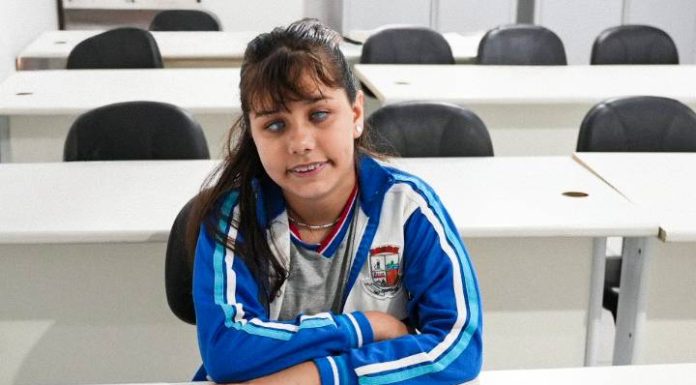 Penha entrega materiais didáticos em Braille para aluna Nicolly