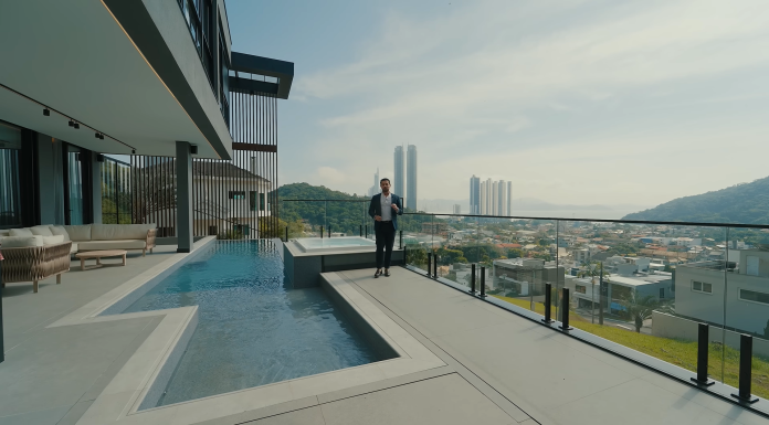 Mansão triplex de R$ 28 milhões com vista para o mar de Balneário Camboriú chama atenção pelo luxo e exclusividade