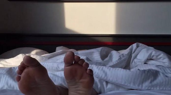 Corpo é encontrado em decomposição sobre a cama em SC; polícia suspeita de feminicídio
