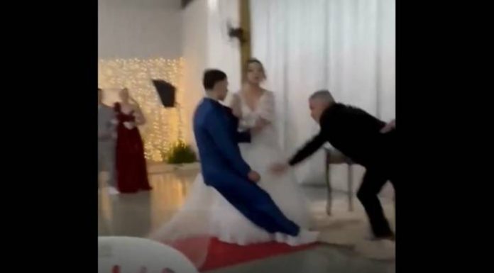 NA HORA DO SIM Noivo desmaia durante a cerimônia de casamento em SC