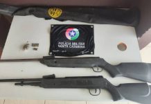 PM de Barra Velha encontra armas e drogas durante apoio a assistência social