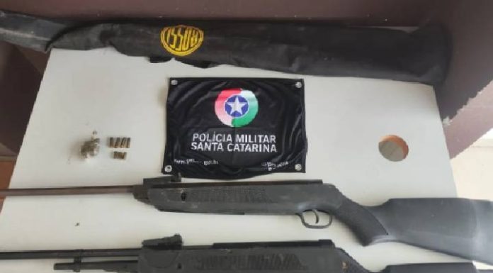 PM de Barra Velha encontra armas e drogas durante apoio a assistência social